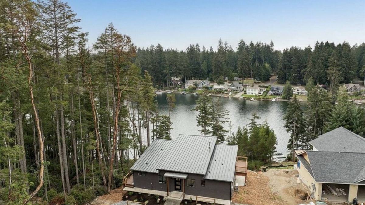 Anderson Island House | Lakefront w/dock 4-bedtoom modern house on delightful Anderson Island
