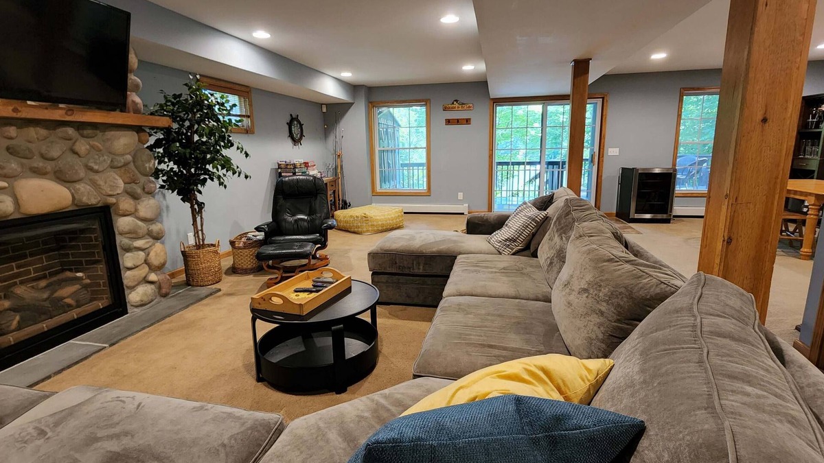 Athens Ski Chalet | Lakefront w/Dock! Family Friendly Amenities, Close to skiing and Hudson, NY