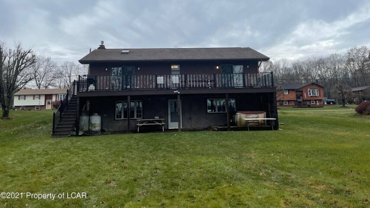 White Haven Cabin | LAKEFRONT w/ HOT TUB/ GAME ROOM/ FIREPIT/ 5 MIN TO SKI/ sleeps 12 / Pet Friendly