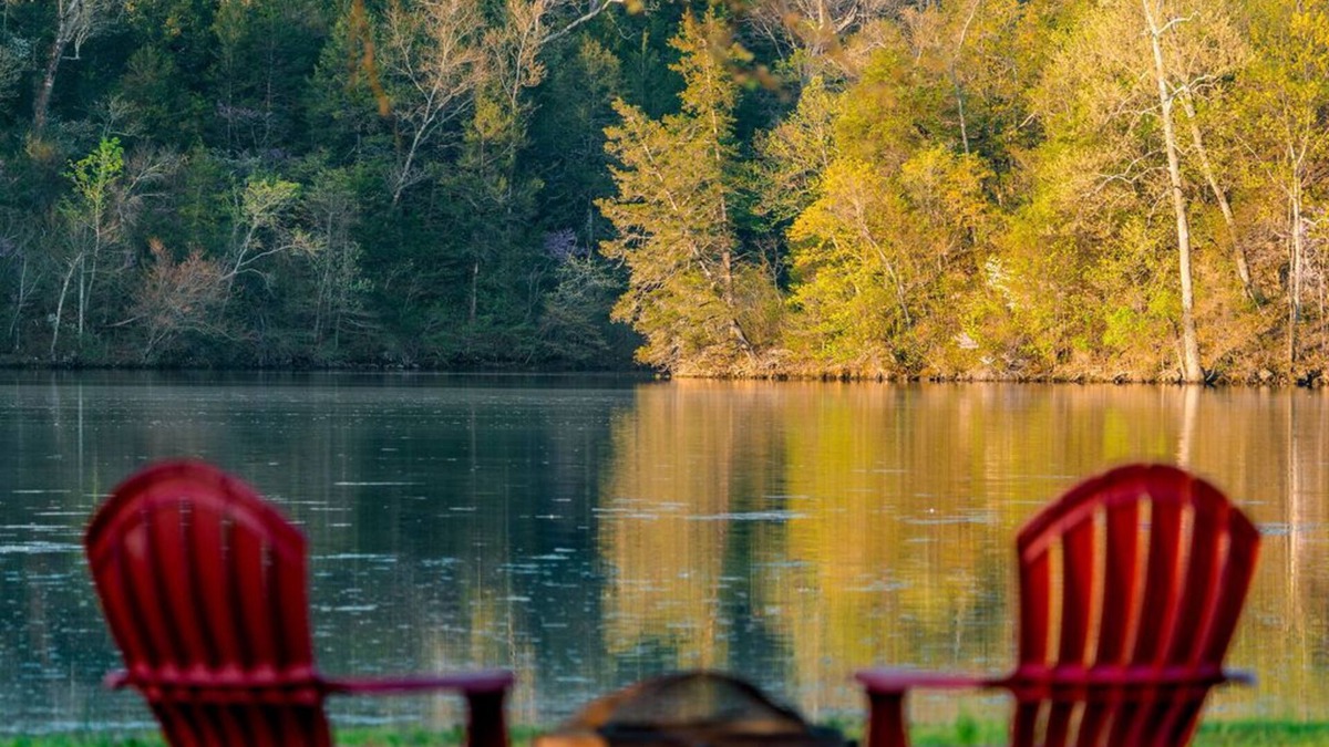 Branson Cabin | Lakefront! w/Kayaks, Hot Tub, Pool. Firepit, Park with Playground & Disc Golf.