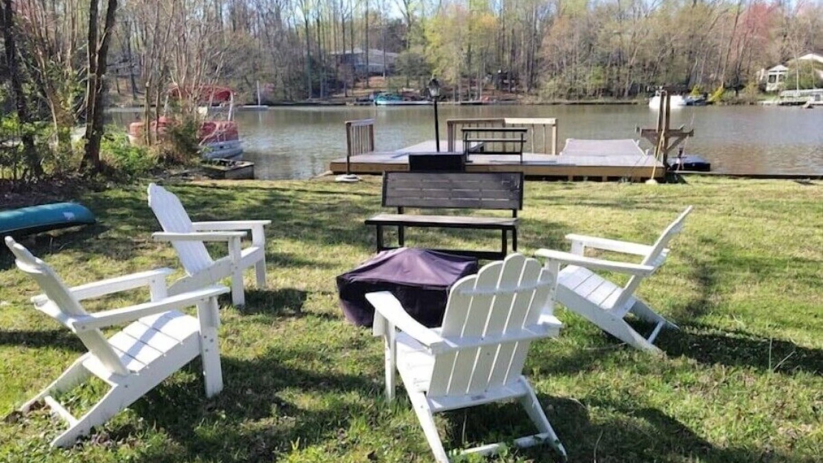 Locust Grove House | Lakefront w/ large yard and private dock in amenity-rich Lake of the Woods, VA