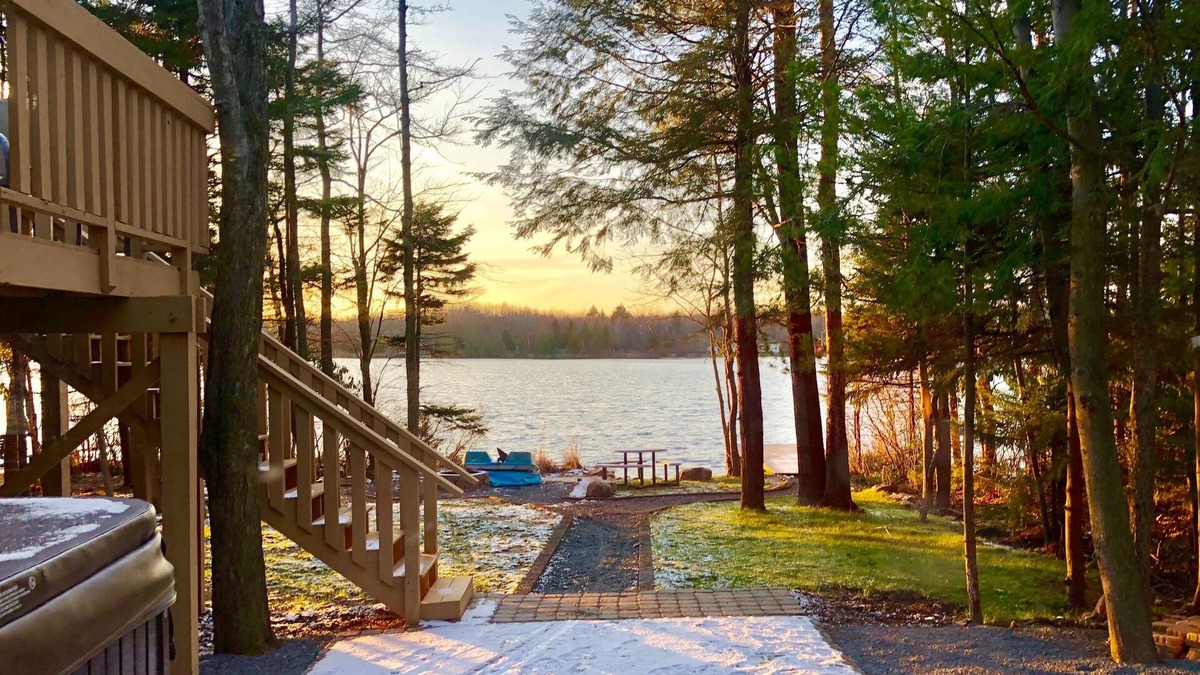 Pocono Summit House | Lakefront w Sauna/Hot Tub/Boats/Beach/Firepit/Pool table,close to Kalahari & Ski