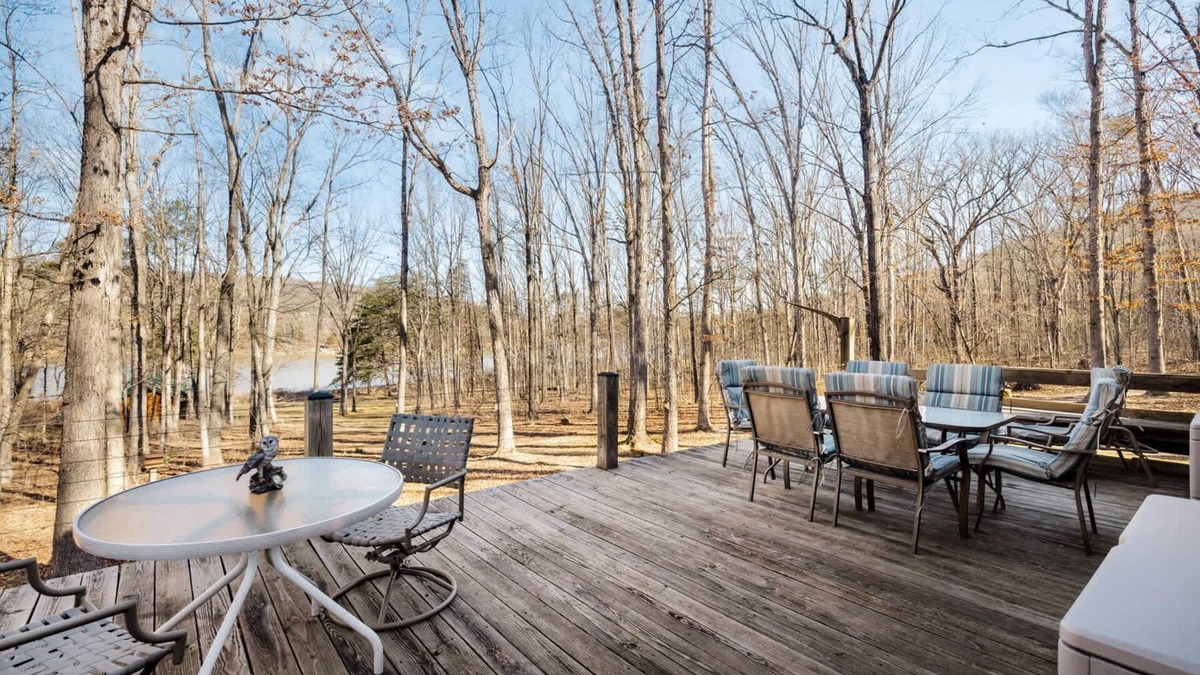 Points Cabin | Lakefront w Water Toys, Deck, Fire Pit & Grill