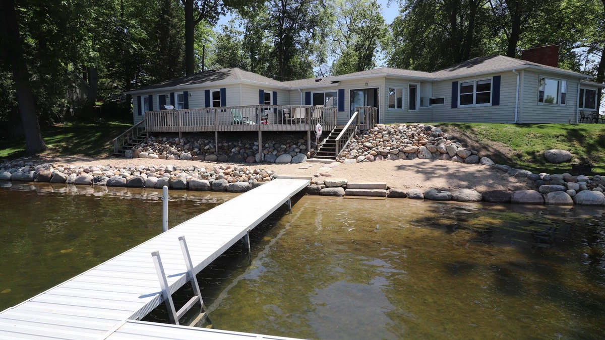 Plainwell House | Lakefront Walkout Cottage, Beach, Dock, Kayaks, Sunsets on Pine Lake! 🐚🐟