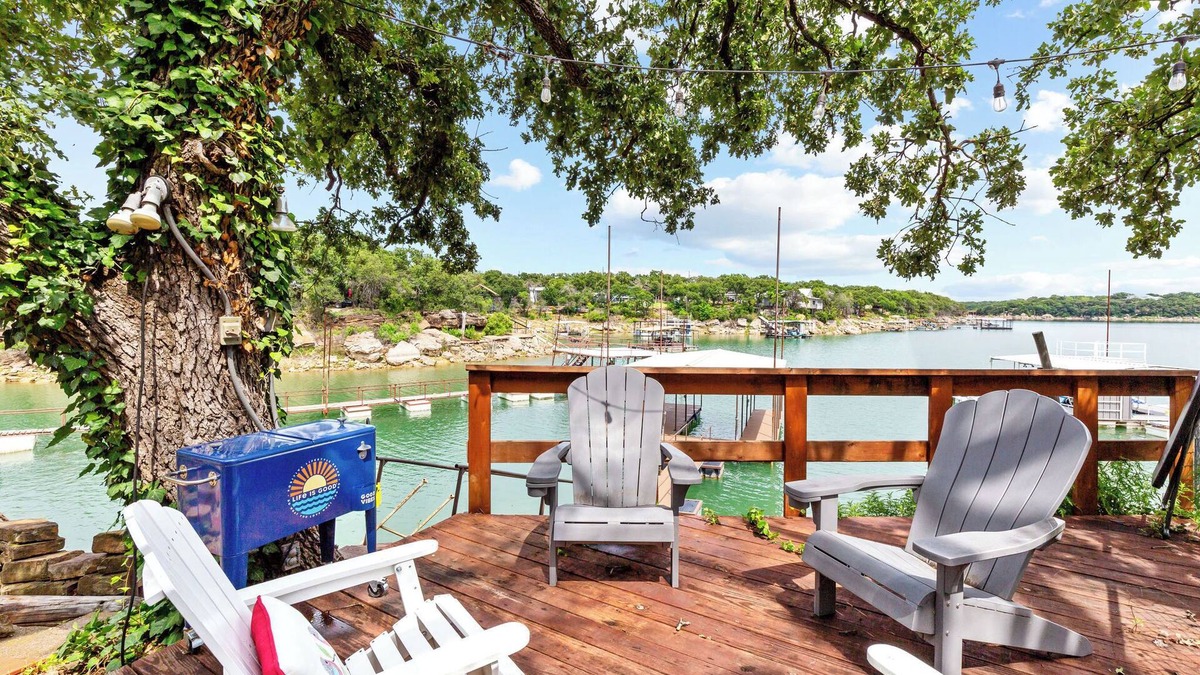 Cisco House | LAKEFRONT ~ Weekday & Spring Deals! Fishing ~ Private Dock ~ Pets OK