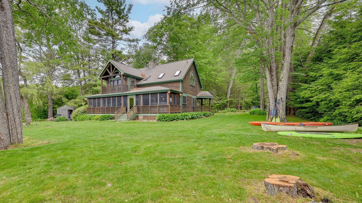 Westhampton Cabin | Lakefront Westhampton Cabin w/Beach + Kayaks!