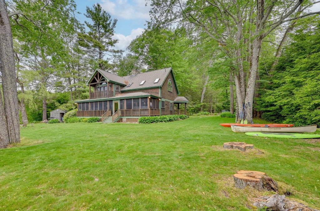 Westhampton House | Lakefront Westhampton Cabin with Beach and Kayaks!