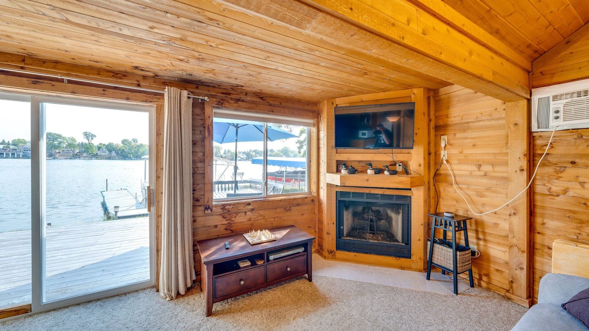 Maplewood Cottage | Lakefront Wisconsin Escape w/ Boat Dock & Kayaks!