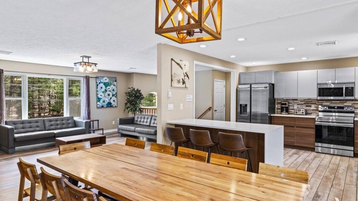 Pocono Summit House | LAKEFRONT with Hot Tub by Kalahari, Camelback & Casino!