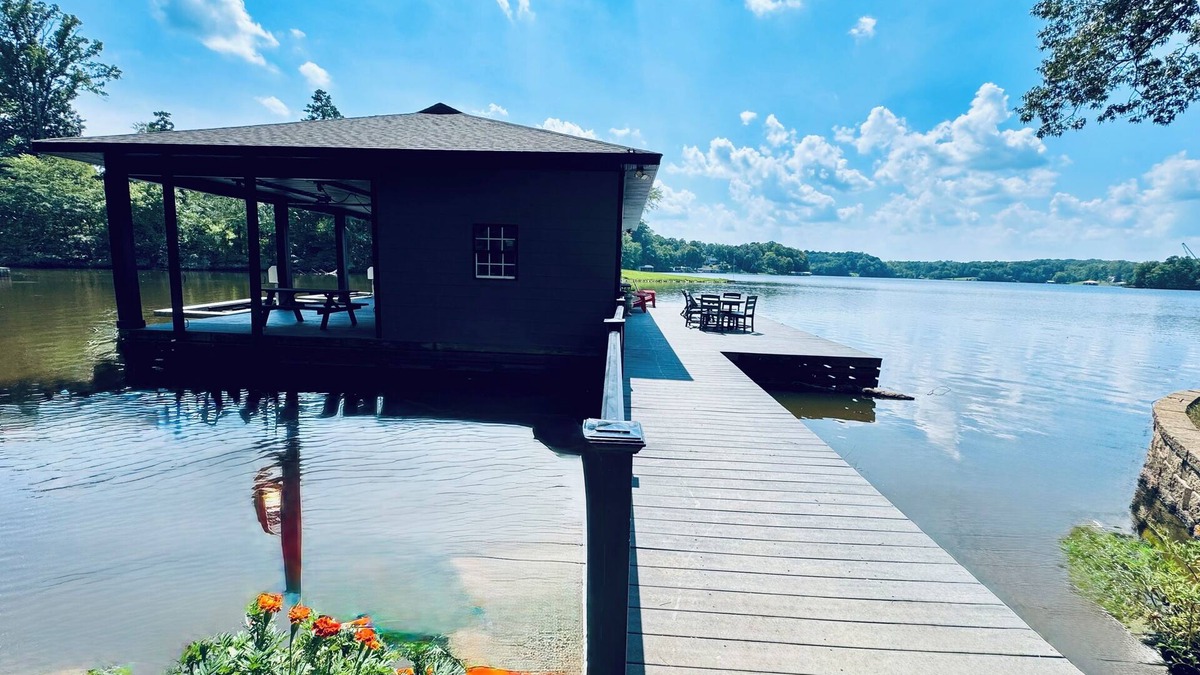 Leasburg House | Lakefront with Million Dollar Views on HYCO Lake