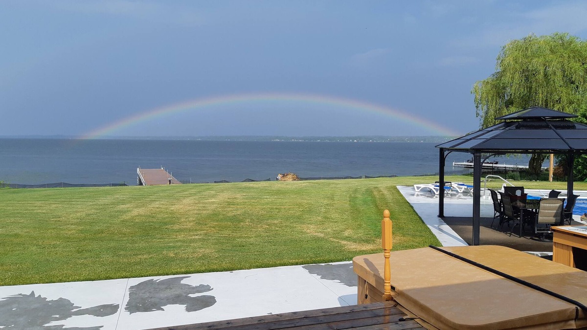 Scugog House | Lakefront with pool and hot tub