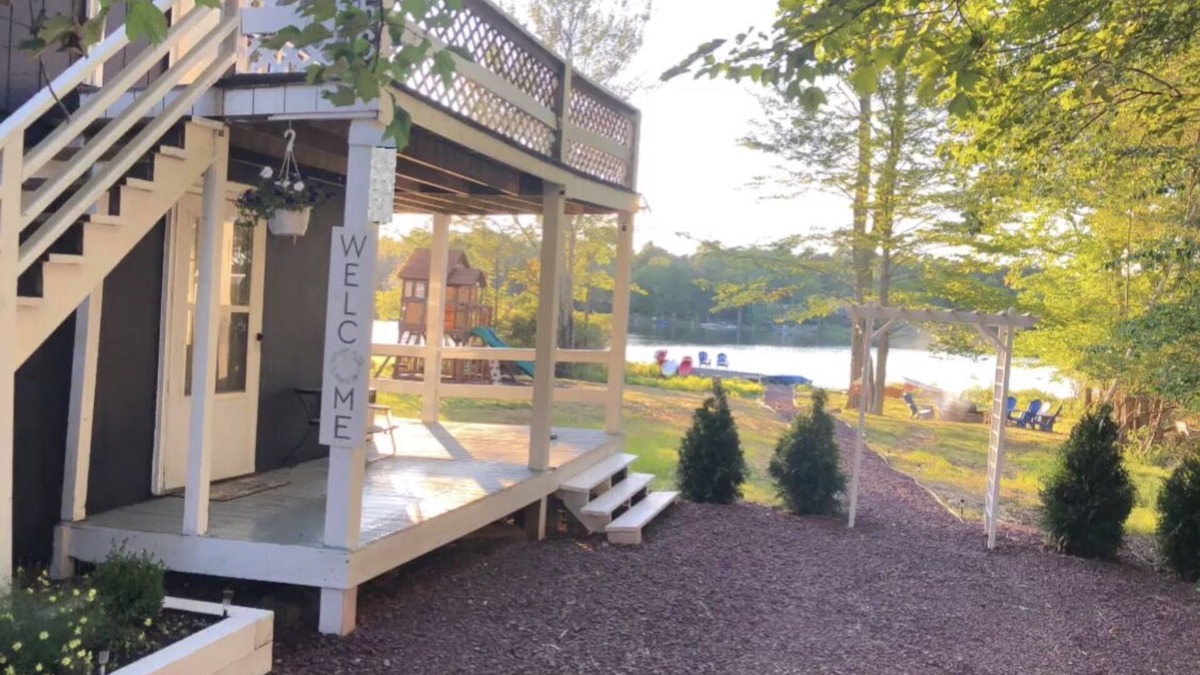 Tobyhanna Cottage | Lakefront with PRIVATE hot tub- Near All Attractions