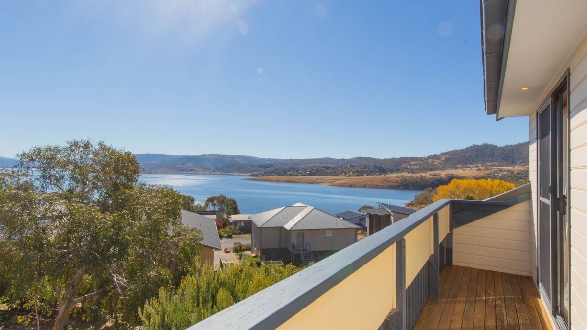 East Jindabyne House | Lakehaus - 2/11 Rainbow Drive