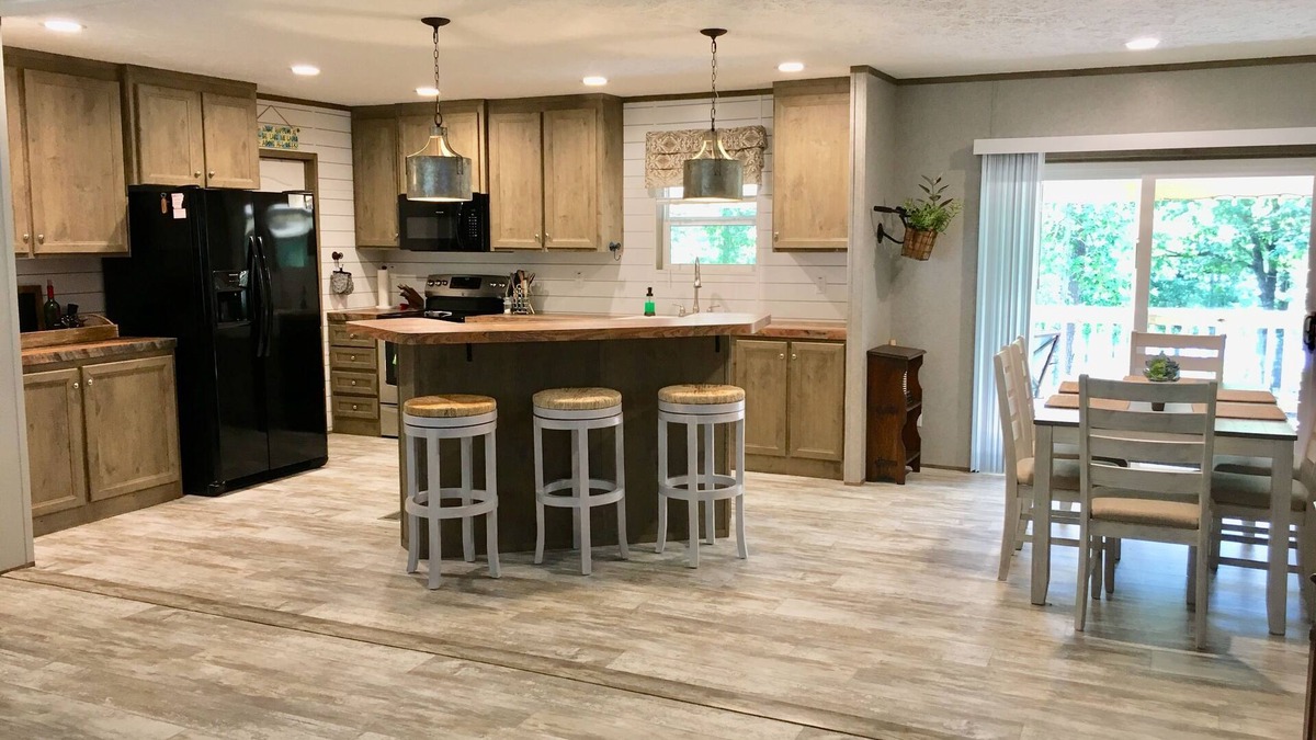 Greers Ferry House | Lakehouse 1 block to lake with 4 bedrooms & 2 living areas, lg lakeview deck