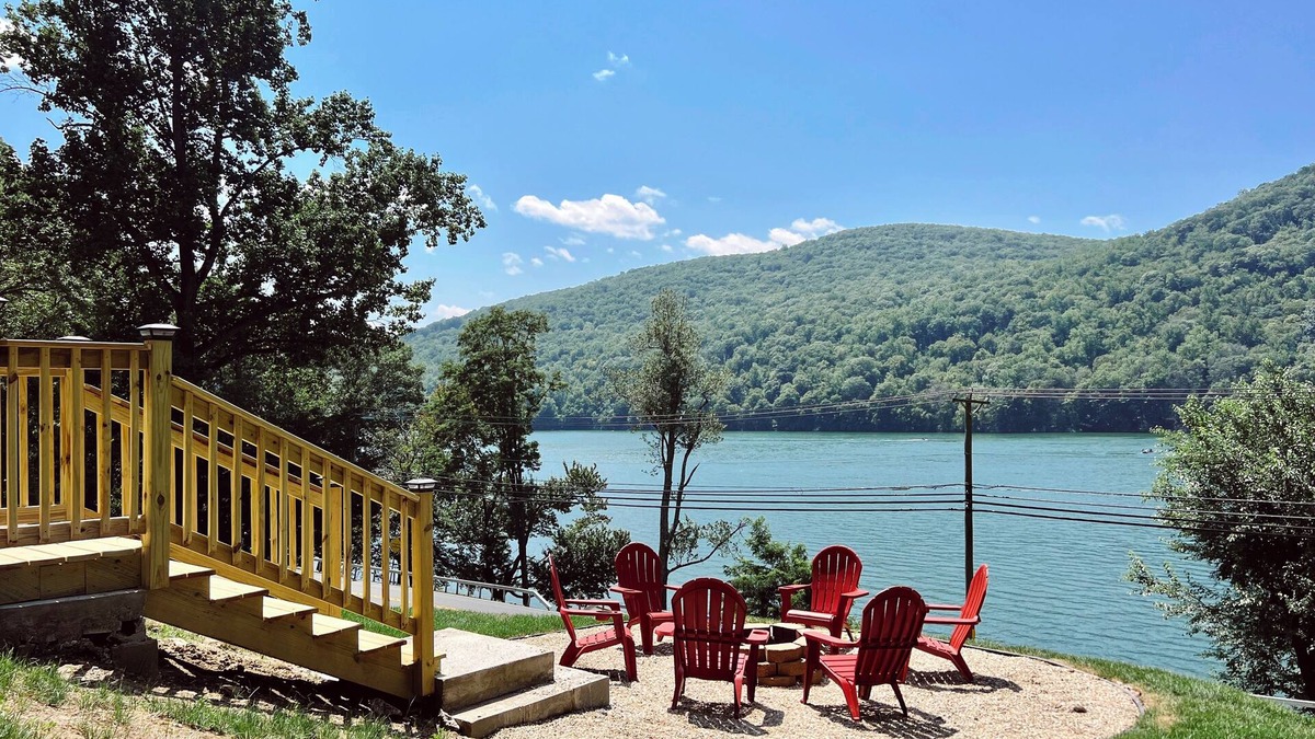 New Fairfield House | Lakehouse Boat Dock, Kayaks, Fire-Pit, Pool Table, Air Hockey, Hammock, King Bed