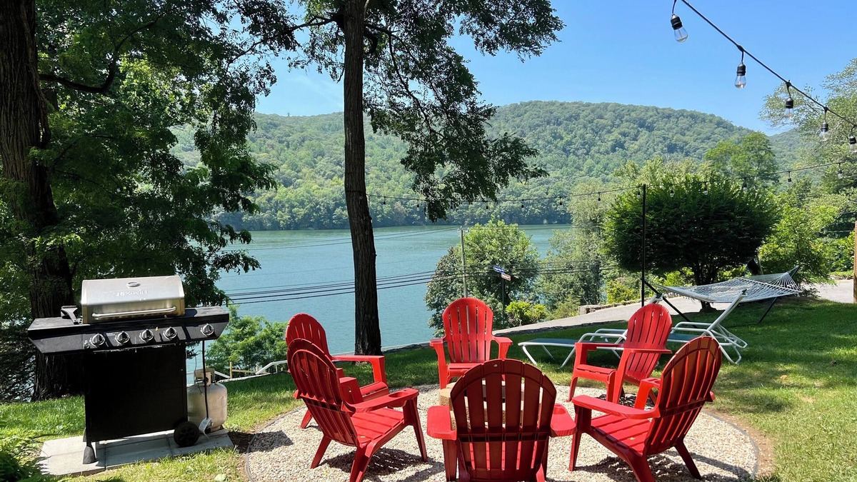 New Fairfield House | Lakehouse, Boat Dock, Kayaks, Fire-Pit, King Bed, 1 Hour & 15 Min from NYC etc!