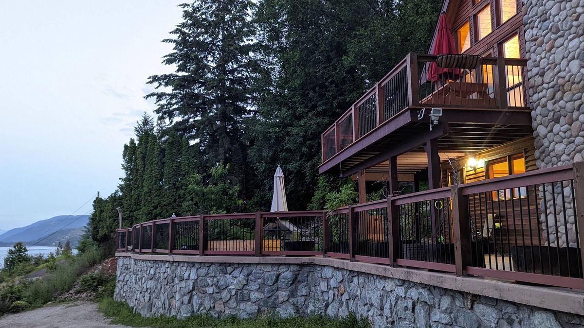 Central Okanagan Cottage | Lakehouse - Chalet