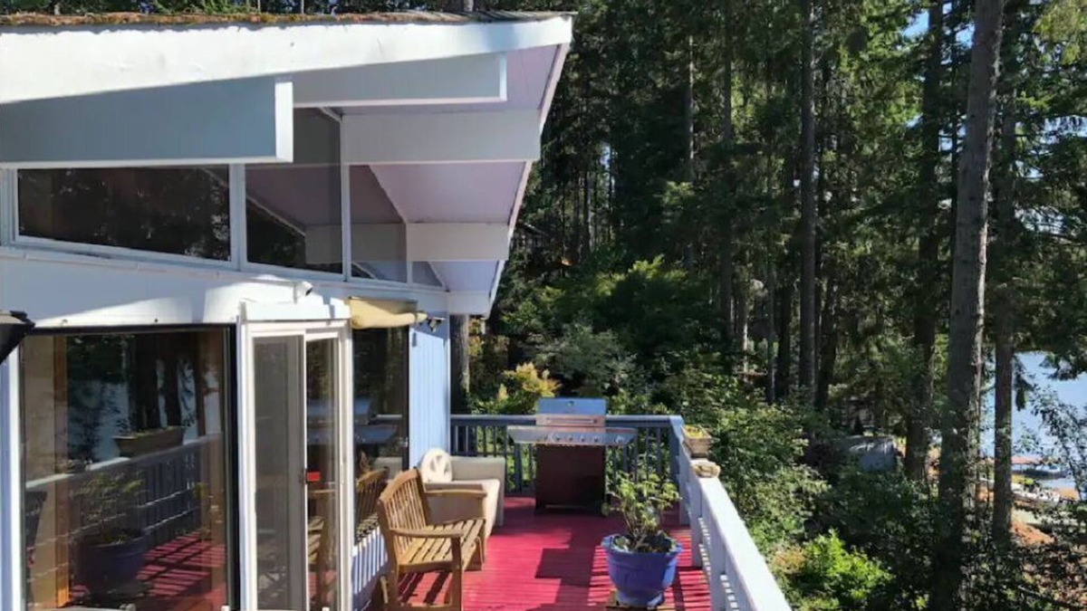 Burley Ski Chalet | Lakehouse Chalet - quiet, peaceful home on a lake