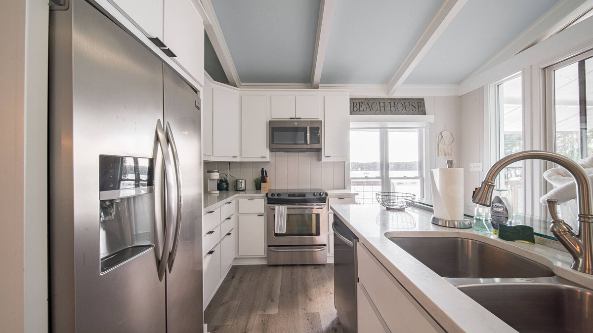 Columbus Cottage | Lakehouse, cozy, beautiful view of Lake Oliver, quiet and peaceful.