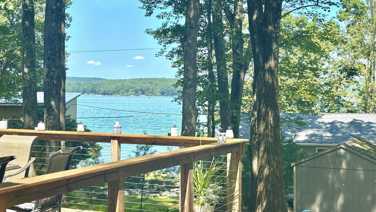 Paupack House | Lakehouse Getaway – Modern Comfort on Lake Wallenpaupack with Boat Slip