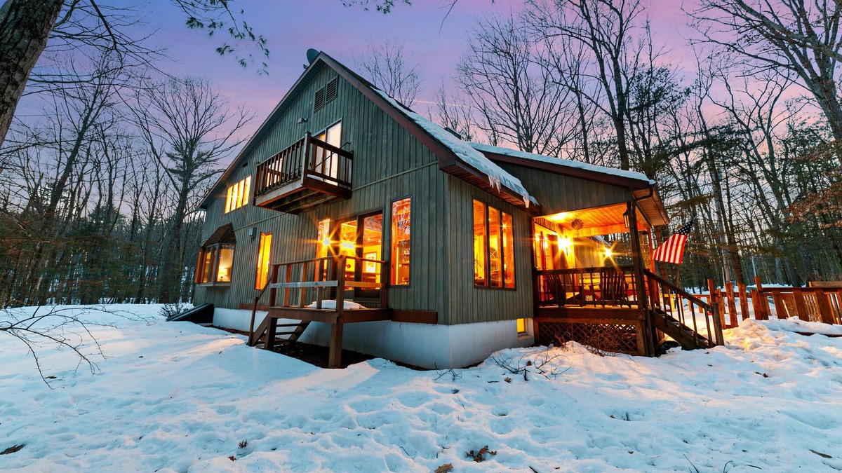 Highland Lake House | Lakehouse in the Woods- 2 Hours from NYC- 5 bedroom- 4,300 sq ft Newly Renovated