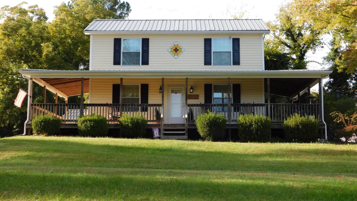 Clarksville House | Lakehouse in town with boat slip at Marina