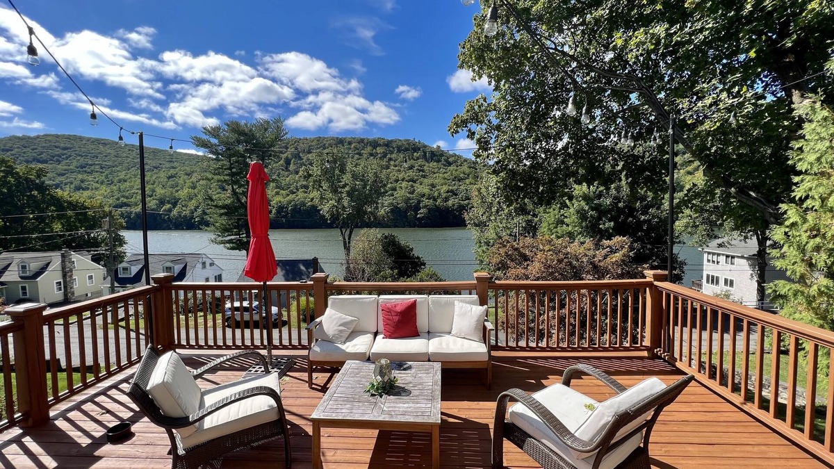 New Fairfield House | Lakehouse; Kayaks, Grill, FirePit, Gym, Movie Room, Pool Table, Air Hockey etc!