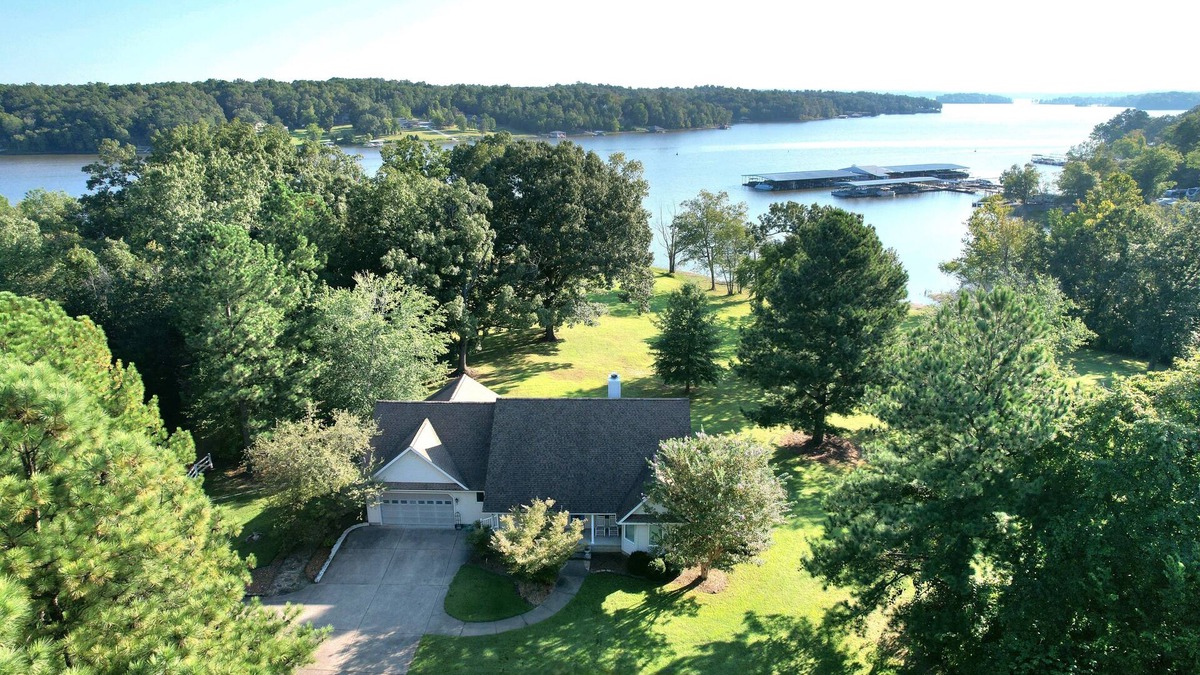 Benton House | Lakehouse on Kentucky Lake-Waterfront/Private dock/Firepit/Gentle slope/firewood