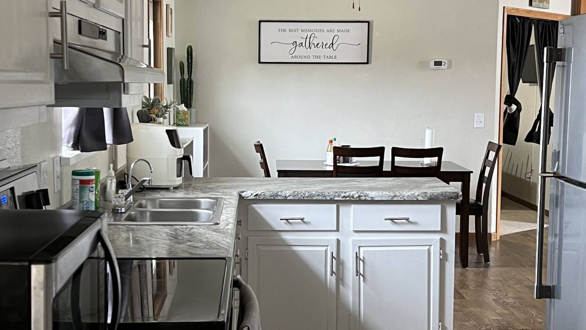 Whitetail House | Lakehouse retreat walking distance to fishing, beach, ice cream and restaurant