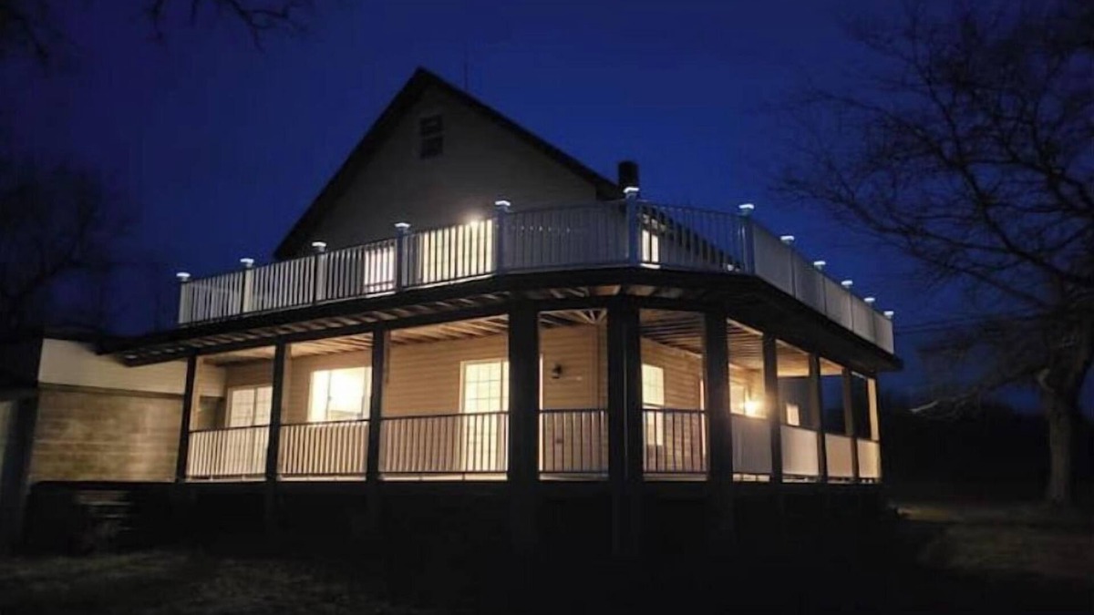 Ripley House | Lakehouse Vineyard on Lake Erie!