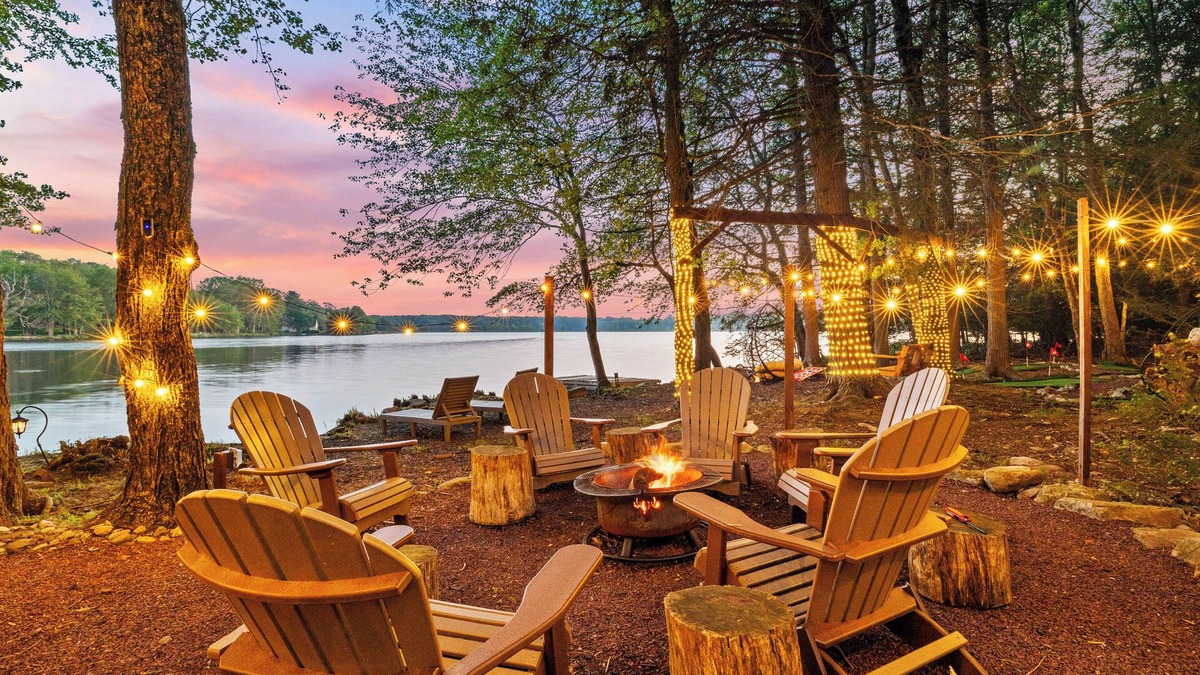 Pocono Summit Cabin | Lakehouse w/Kayaks, MiniGolf, Sauna, HotTub, Swings and playground for Kids!
