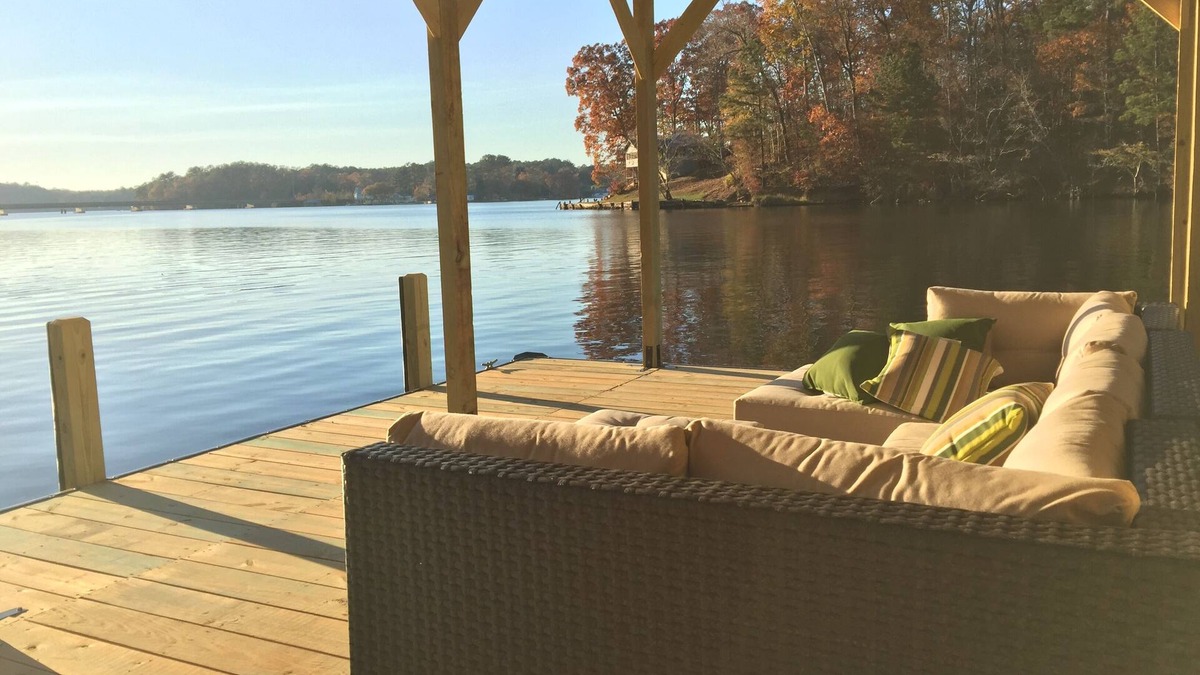Monticello House | Lakehouse w/large dock, big water view & priv. swimming beach <1 hr from ATL