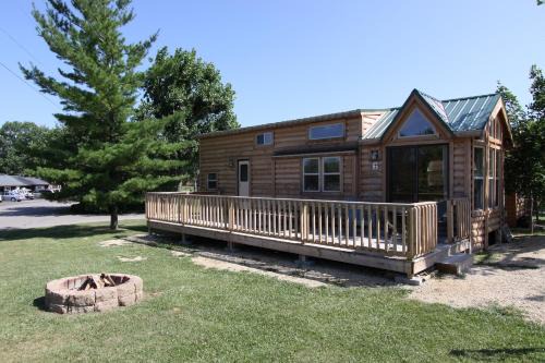 Milton Resort | Lakeland RV Campground Deluxe Loft Cabin 11