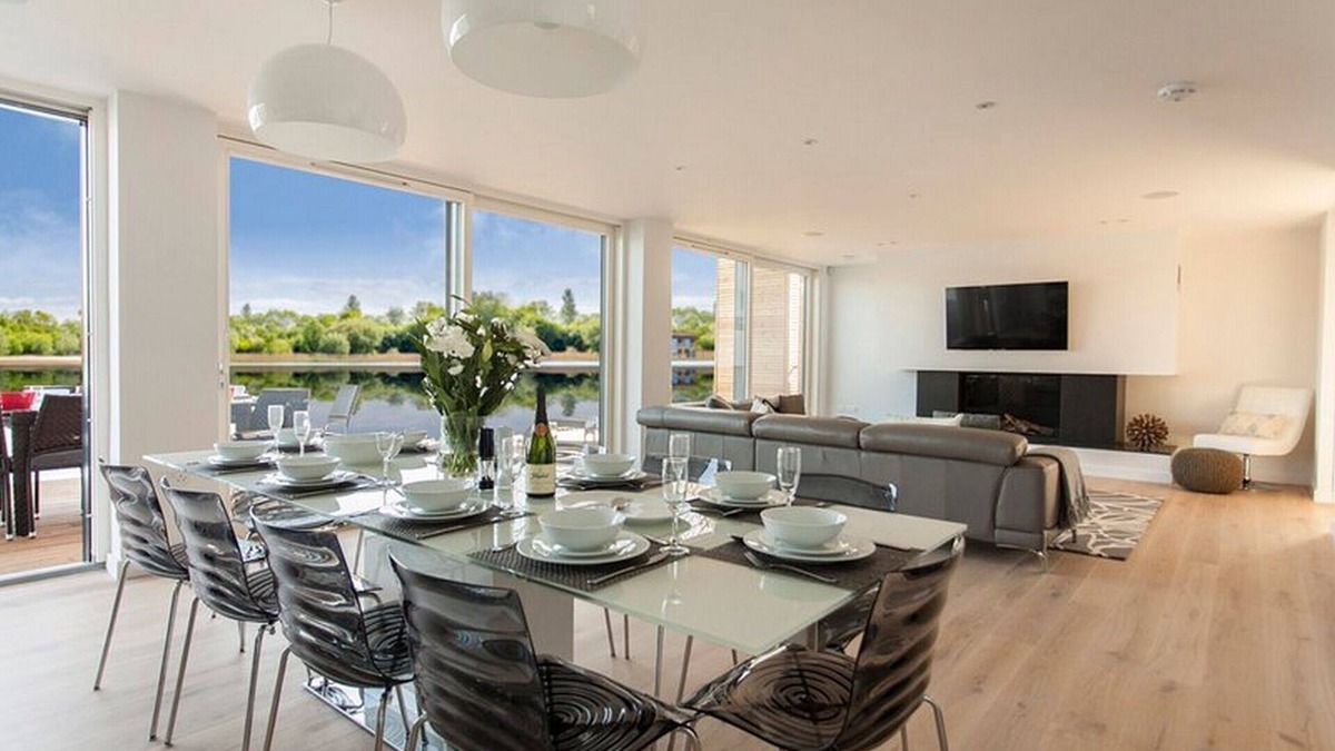 Lechlade House | Lakes by Yoo holiday house rental with shared indoor pool, internet access