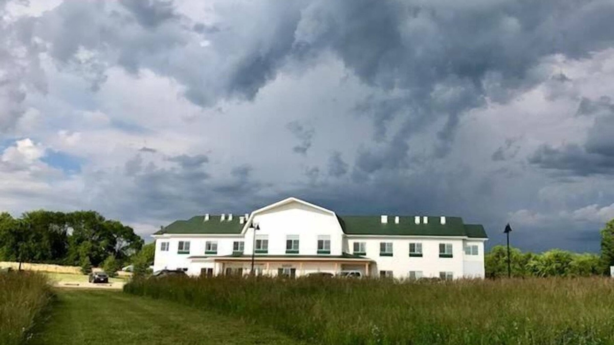 Pelican Rapids Hotel | Lakes Inn at Dunvilla