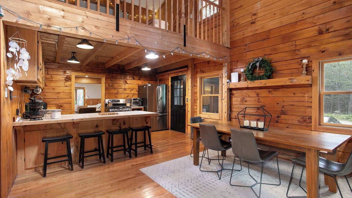 Sherwood Forest House | Lakes & Leisure: Spacious Berkshire Getaway