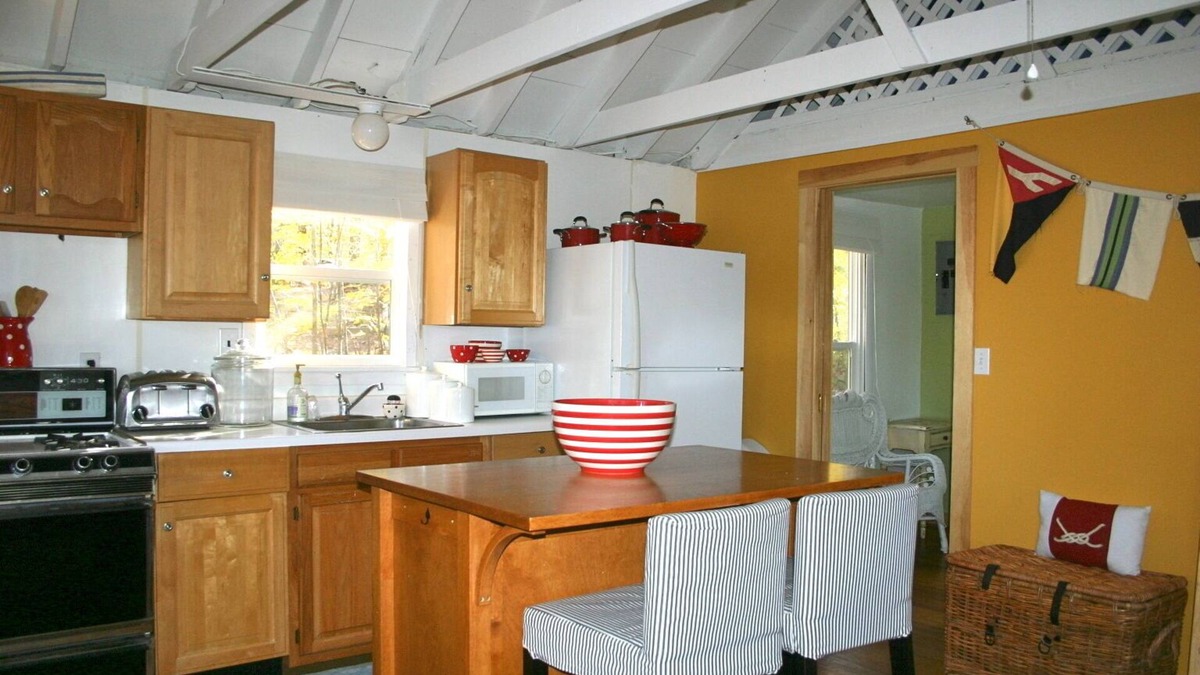 Wakefield Cottage | Lakes Region -Charming lakeside cottage on pristine Great East Lake - Smoke Free