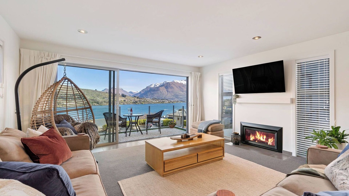 Frankton House | Lakes Views on De La Mare Place, 3 BDR, Free Wi-Fi