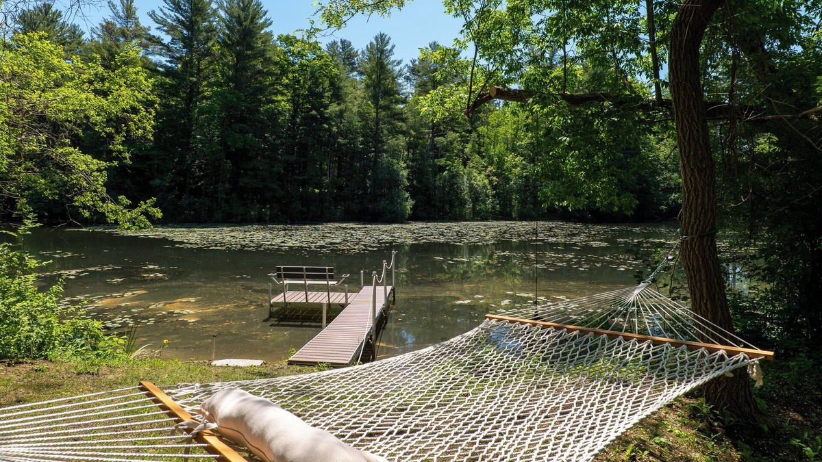 Glendale Cabin | Lakeshore cabin with beach and dock
