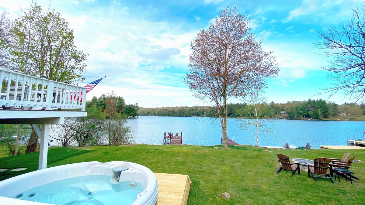 Fort Ann House | Lakeshore Cottage- Family and Pet Friendly