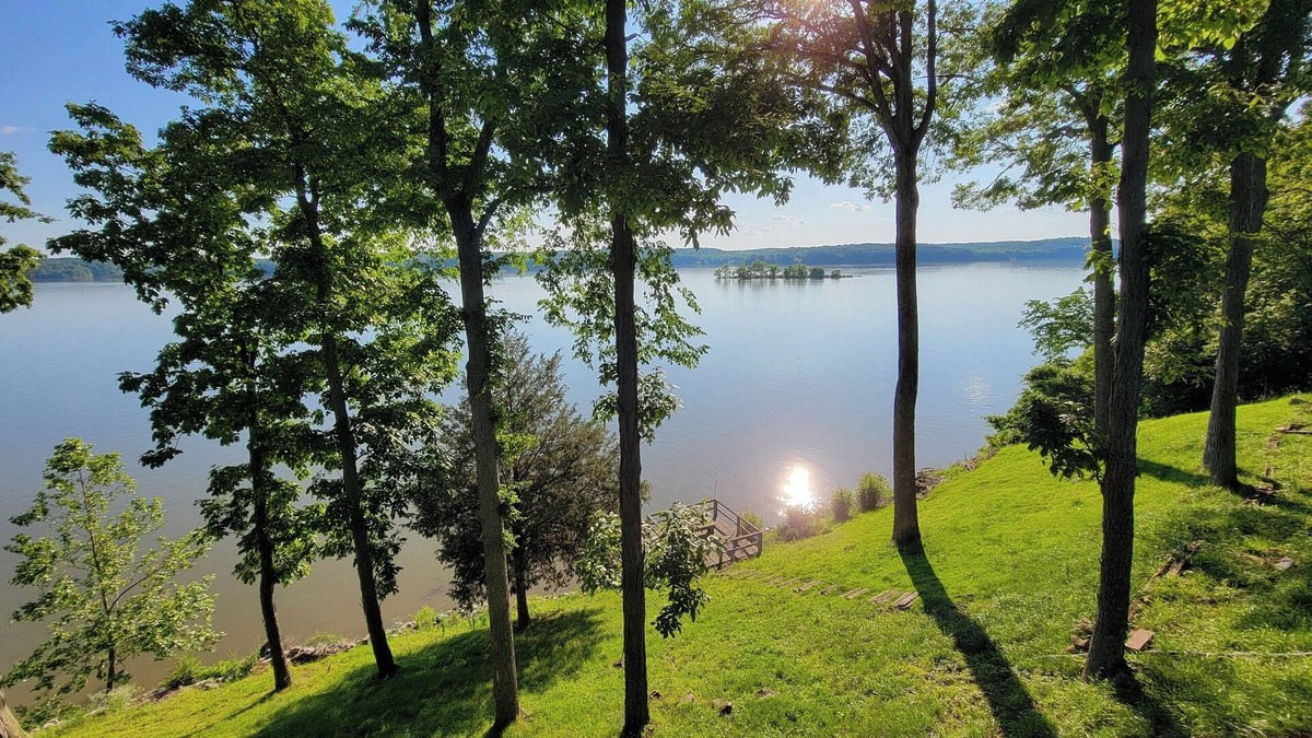 Cadiz Cottage | Lakeshore Cottage in Cadiz, Ky has waterfront panoramic views of Lake Barkley!