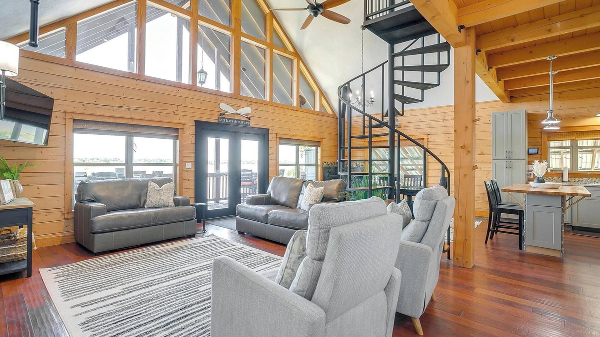 Dennis House | Lakeshore Lodge in peaceful Granbury