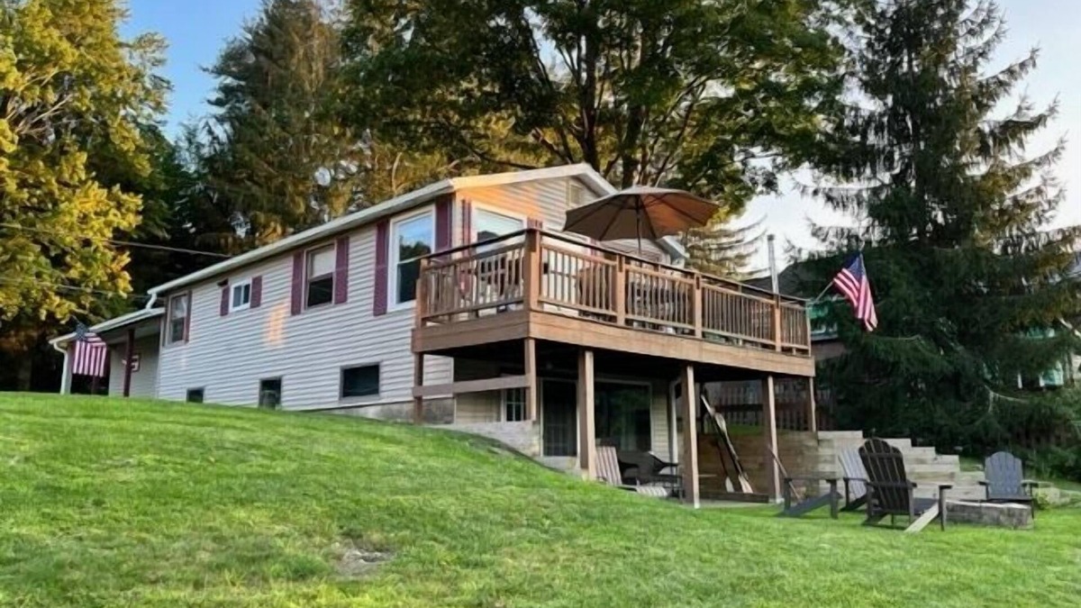 Maryland House | Lakeshore Lodge - Kayaks, deck, updated decor, near both parks