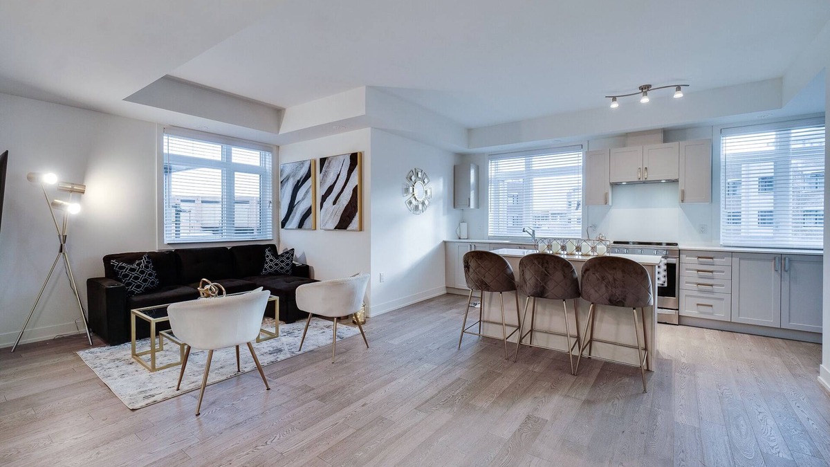 Lakeview House | LAKESHORE Port Credit Is One Of The Few Truly Walk Able area In Mississauga.