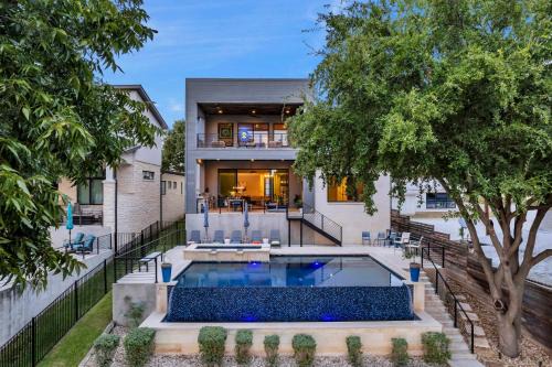 Kingsland House | Lakeshore Retreat with Concierge Services
