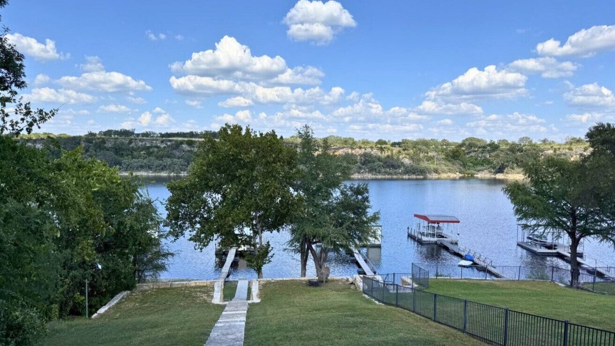 Spicewood Apartment | Lakeshore Splendor- Lakefront + Dock!