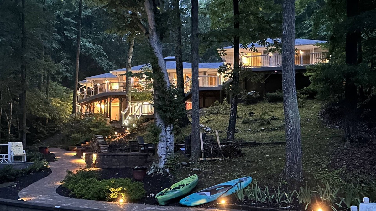 Livingston House | Lakeside, Dock, boat house Outdoor Seating, Fire Pit, WiFi, kayaks, paddleboard