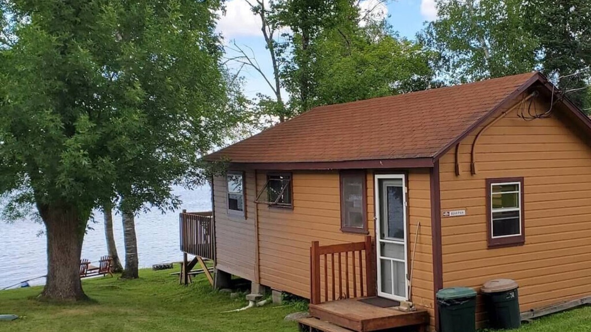 Ray Cabin | Lakeside 1 Bedroom Bear Paw Cabin on Kab