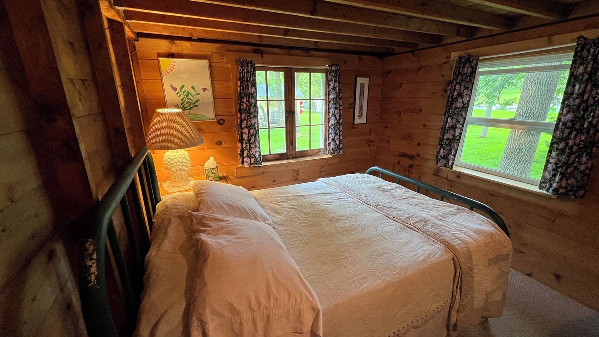Grand Isle Cottage | Lakeside 2-bedroom cottage with WiFi in Grand Isle