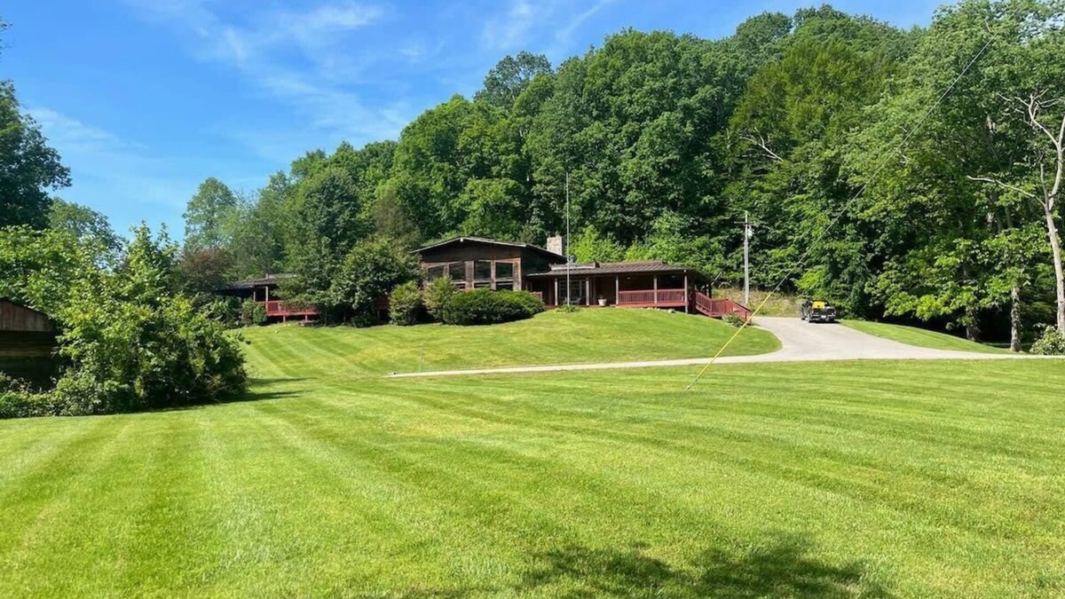 Franklin Cabin | Lakeside 2 bedroom suite in Nature Retreat LL23